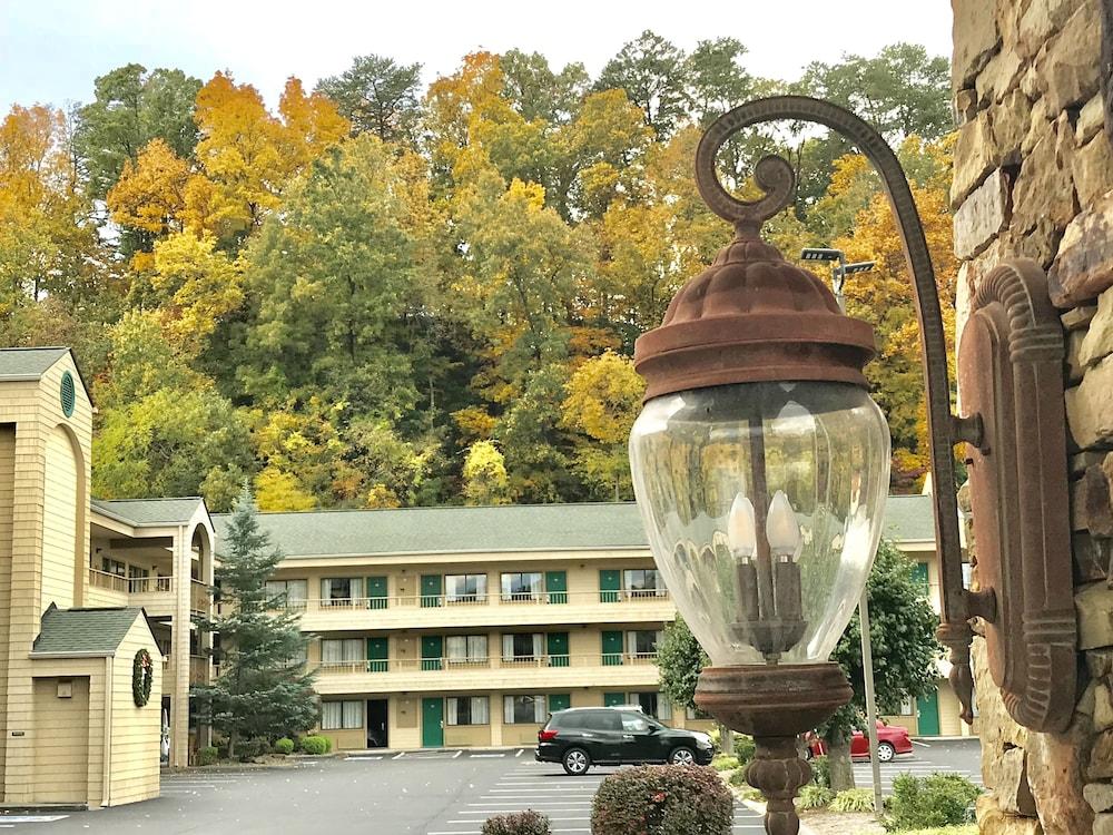 Quality Inn & Suites At Dollywood Lane Пиджен-Фордж Экстерьер фото